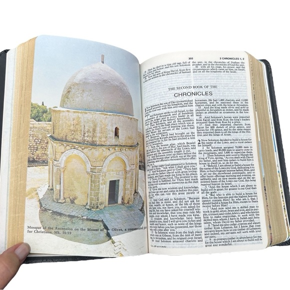 New American Standard Bible 1977 Red Letter Dictionary Concordance Famil… - Picture 9 of 13